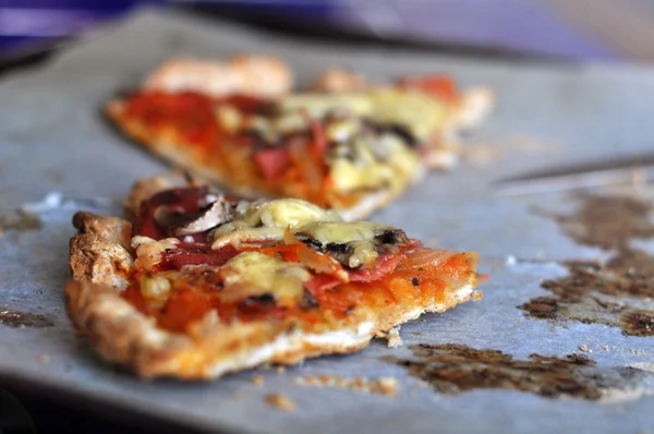 Pizza en casa —  Fotos de Stock