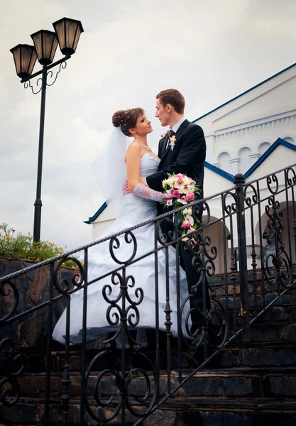 Braut und Bräutigam schauen einander an — Stockfoto