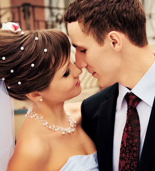 Braut und Bräutigam, die sich im Moment küssen — Stockfoto