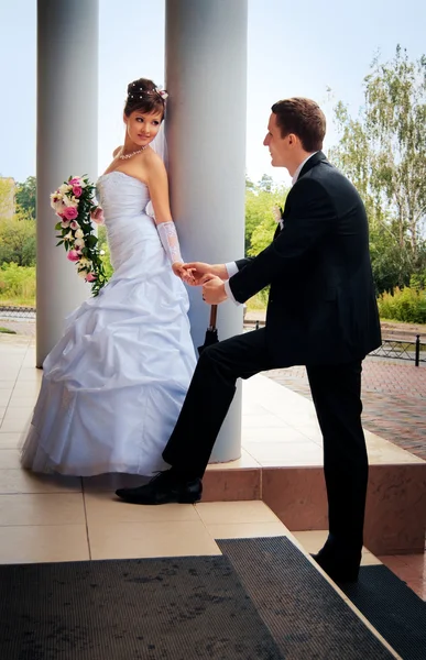 A noiva ao noivo olhou para trás — Fotografia de Stock