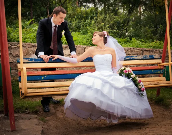 Sposa e sposo si guardano — Foto Stock