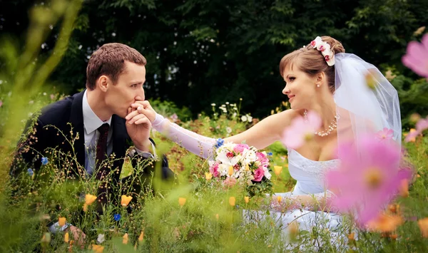Brudgummen kyssar hand bruden — Stockfoto