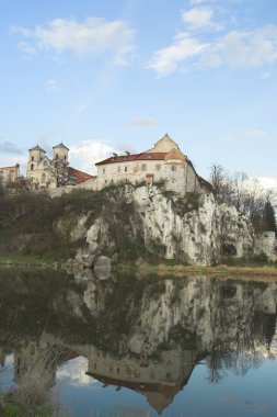 tyniec - dikey görüntü erken ilkbaharda