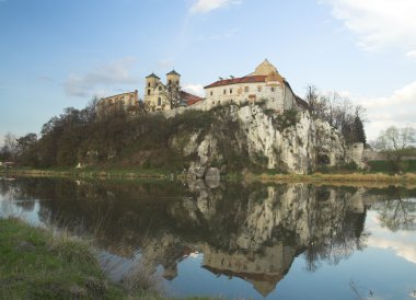 tyniec - yatay görüntü erken ilkbaharda