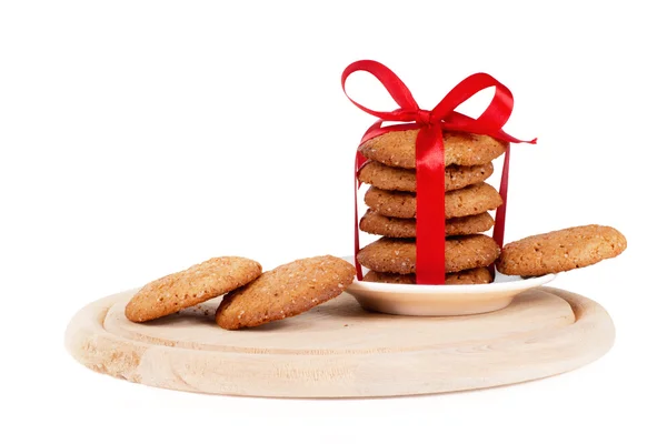 Věž souborů cookie s červenou stuhou na bílém pozadí — Stock fotografie