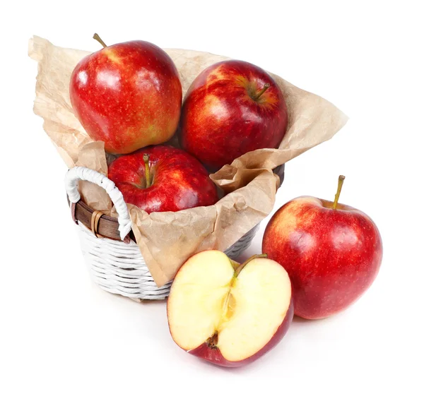 Свежие красные яблоки в корзине — стоковое фото