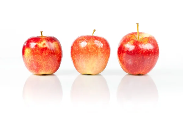 Красные свежие яблоки — стоковое фото