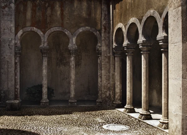 Archi del cortile nel Palazzo di Pena a Sintra — Foto Stock