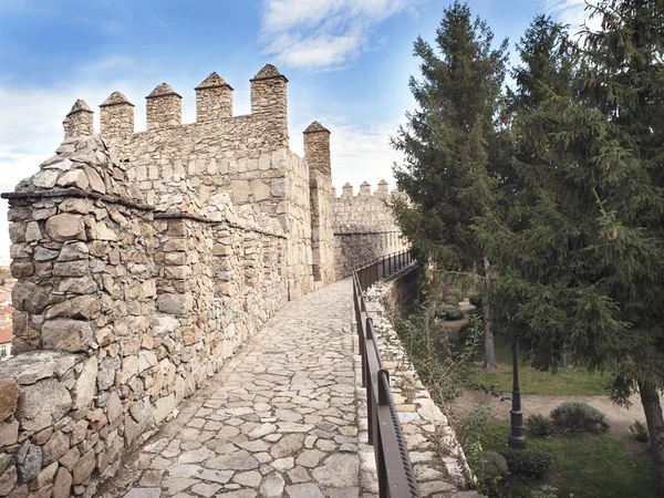 Caminando dentro de la Antigua Muralla de Ávila — Foto de Stock