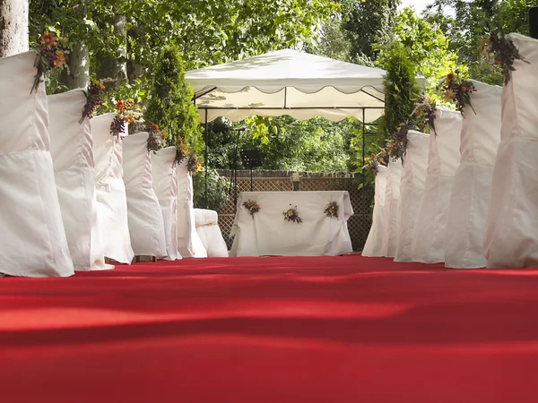 Svatební červený koberec na oltář Stock Snímky