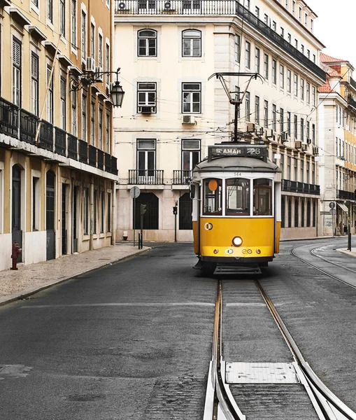 Velho e Turístico Eléctrico Amarelo de Lisboa Fotografias De Stock Royalty-Free