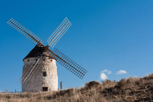Типовий вітряк в Castilla-Ла-Манча, Іспанія — стокове фото