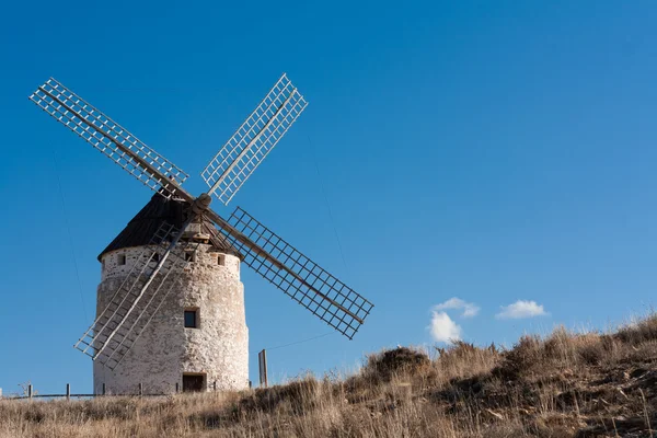 Castilla ラマンチャ、スペインの典型的な風車 — ストック写真