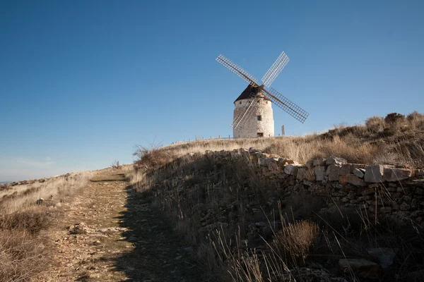 Castilla ラマンチャ、スペインの典型的な風車 — ストック写真