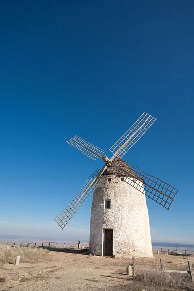 Castilla ラマンチャ、スペインの典型的な風車 — ストック写真