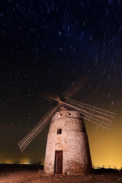 Типовий вітряк оточили зірки Castilla-Ла-Манча, Spai — стокове фото