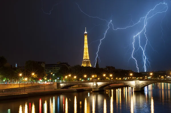 Kraftfull thuderbolt bakom Eiffeltornet Stockbild