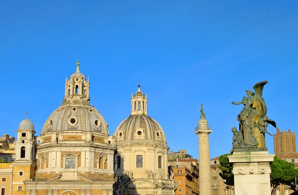 Roma kiliseleri ve trajans sütun 01 — Stok fotoğraf