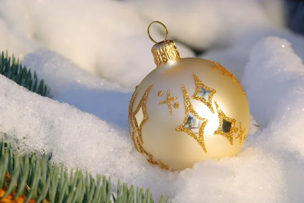 Christmas ball i snö 03 — Stockfoto