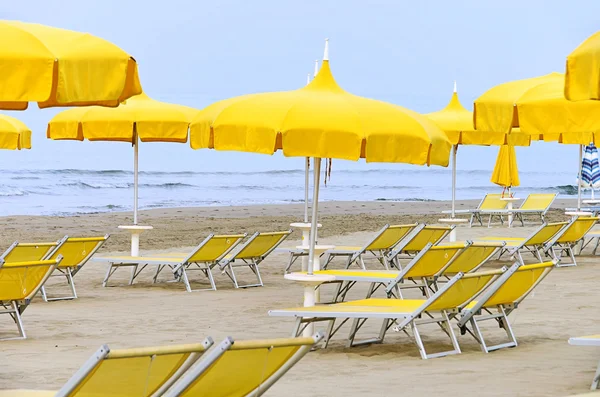 Zon paraplu en strand stoel 04 — Stockfoto