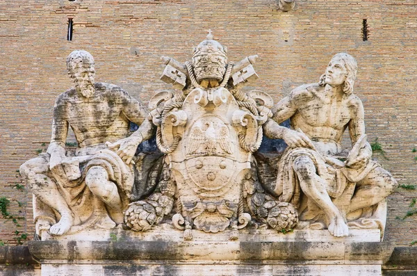 Romskulptur über dem eingang von vatican 01 — Stockfoto