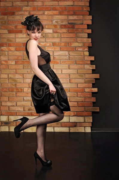 Senhora de vestido preto — Fotografia de Stock