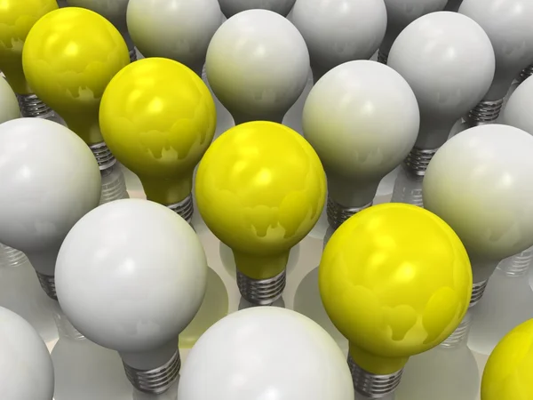 Bombilla amarilla entre otras bombillas rotas — Foto de Stock