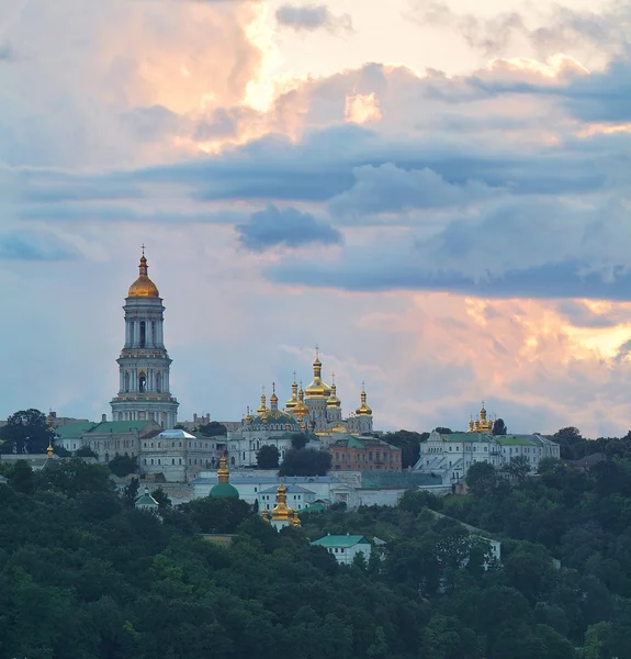 Kiev pechersk lavra bij de zonsondergang — Stockfoto