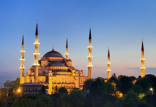 Mezquita iluminada del sultán Ahmed durante la hora azul — Foto de Stock