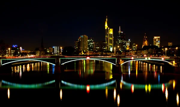 Geceleri Frankfurt silüeti — Stok fotoğraf