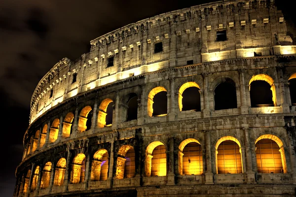 Koloseum oświetlony w nocy, Rzym — Zdjęcie stockowe