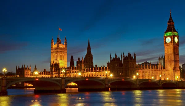 Illuminated Houses of Parliament at twilight — Stock Photo, Image