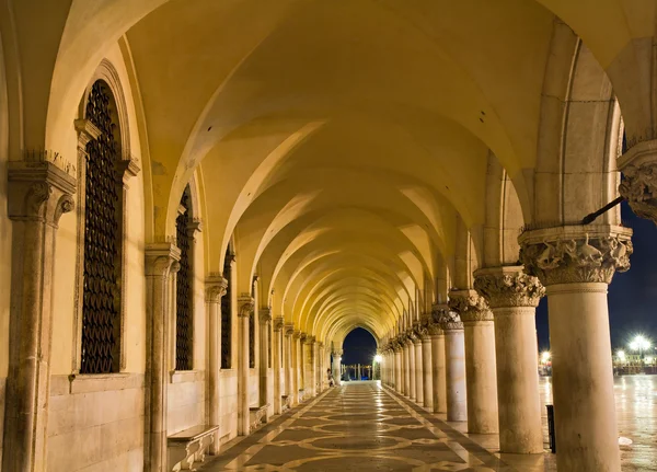 Palazzo Ducale의 조명된 아치 밑의 통로 — 스톡 사진