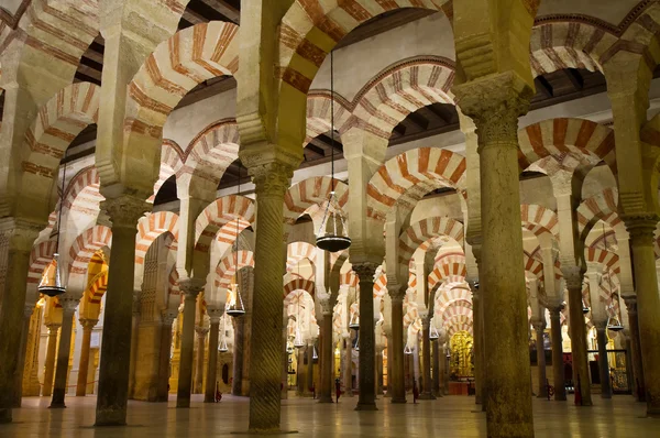 祈祷的阿尔罕布拉的大厅 — 图库照片