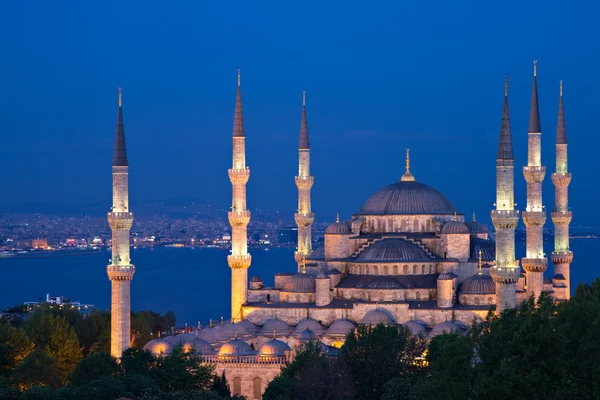Beleuchtete Sultan-Ahmed-Moschee zur blauen Stunde — Stockfoto