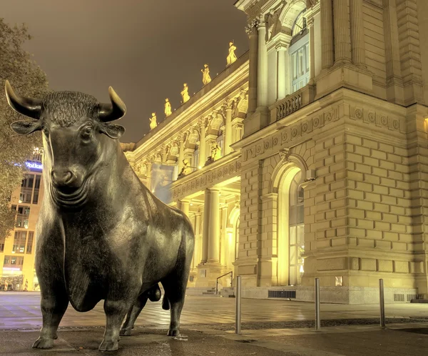 フランクフルト証券取引所で雄牛彫刻 ストック画像