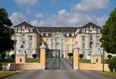 hoofdingang van augustusburg palace