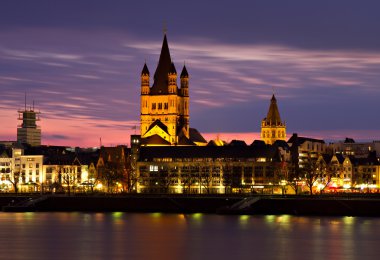 Köln alacakaranlıkta tarihi merkez