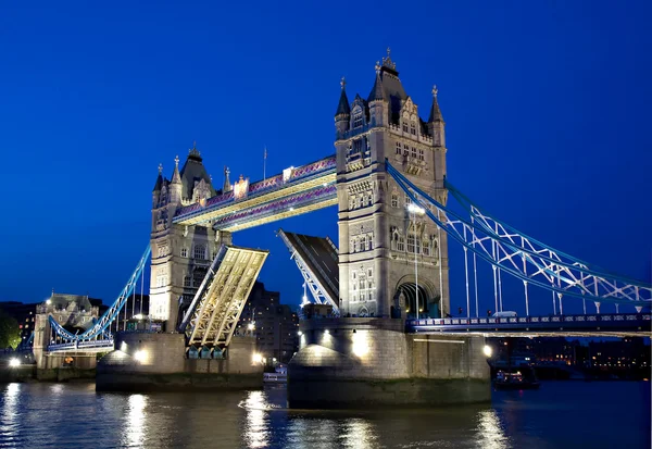 El Puente de la Torre durante la Hora Azul — Foto de Stock