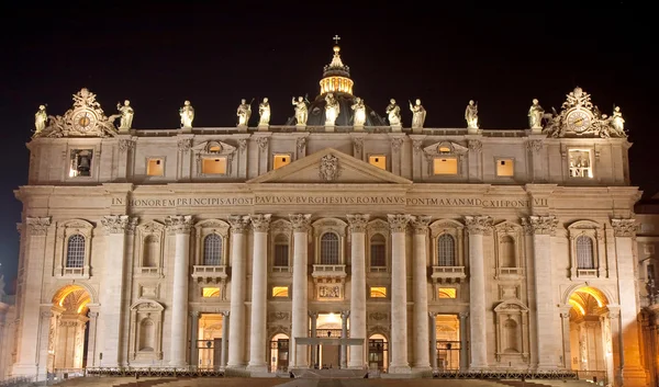 Fasada Świętego Piotra w nocy, Rzym — Zdjęcie stockowe