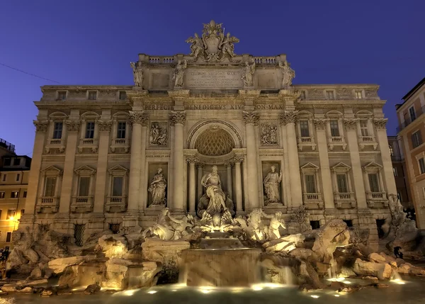 Fontana di trevi op het blauwe uur, rome — Stockfoto
