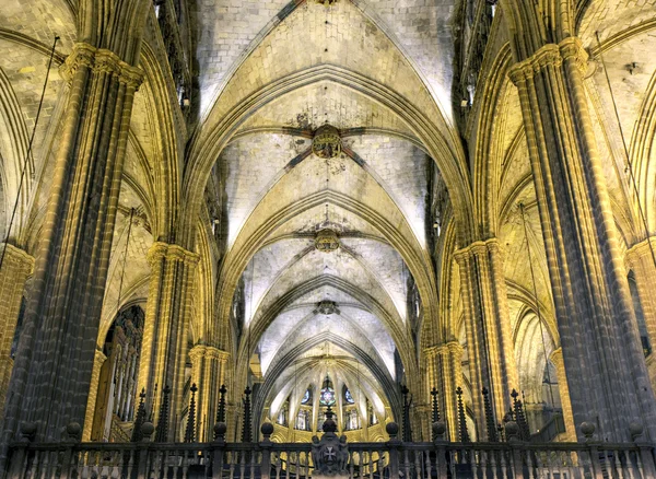 巴塞罗那的哥特式大教堂的教堂中殿 — 图库照片