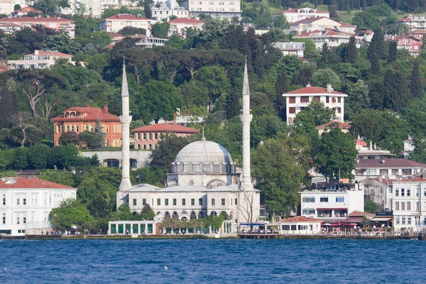 Мечеть на набережной Босфора — стоковое фото