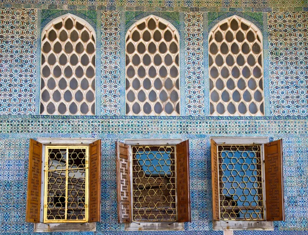 Arabesque windows van het Topkapipaleis — Stockfoto