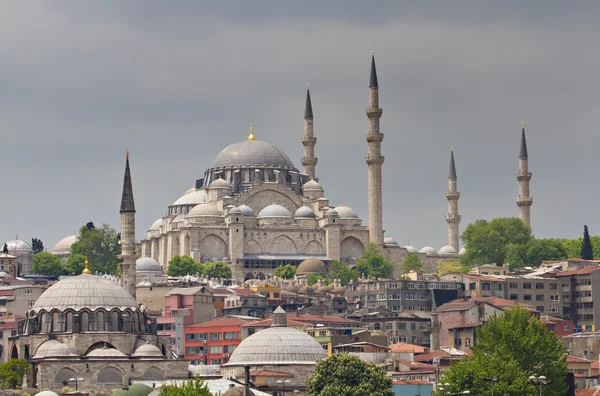 著名的苏莱曼 mosqu 侧重于伊斯坦布尔的城市景观 — 图库照片