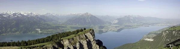 Panorama Vista del Lago Thun y los Alpes Berneses —  Fotos de Stock