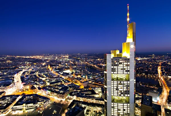 Verlichte skyline van frankfurt — Stockfoto