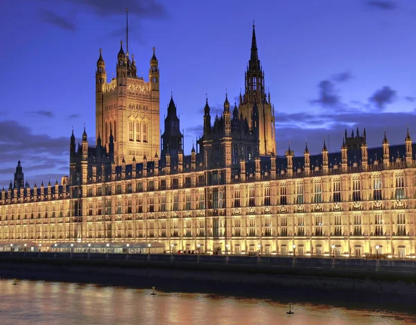 Здания парламента "Голубого часа" — стоковое фото