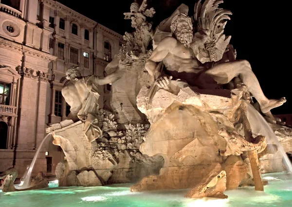 Fontän de fyra floderna på natten, Piazza Navona — Stockfoto