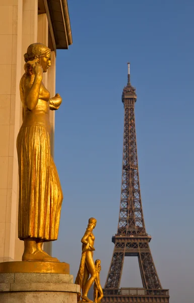 Goldene Statuen am Trocadero — Stockfoto